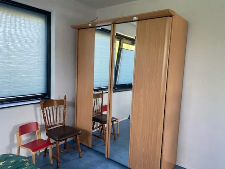 בכל חדר יש מלתחה. יש קולבים.