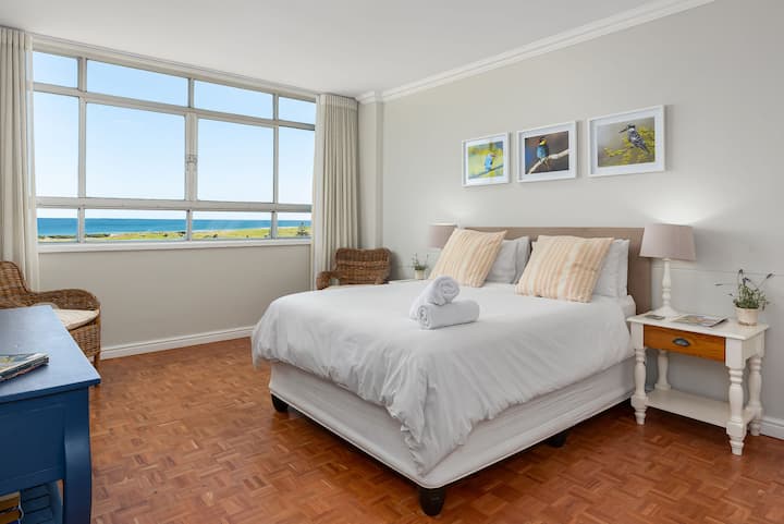 Large main bedroom with high quality queen size mattress and stunning ocean views. Both bedrooms have brand new blackout curtains for late mornings. (July 2025)
