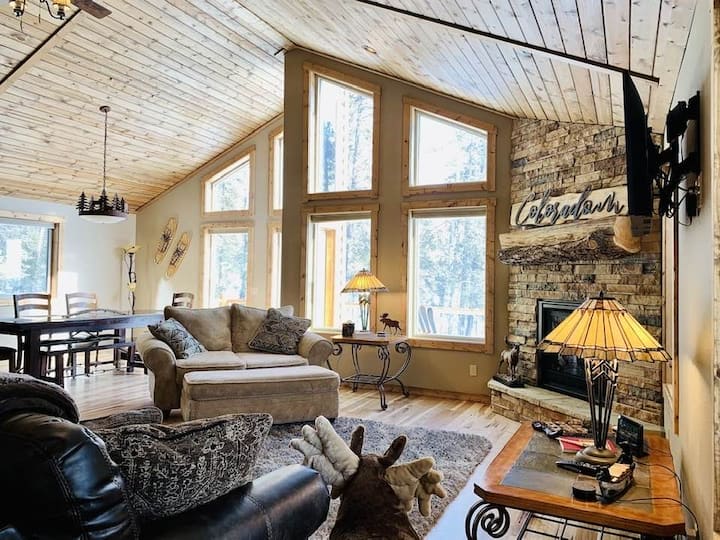 Moose Lodge; Mtn Views! Hot Tub, 5 Acres, Secluded - Fairplay, CO