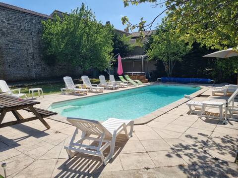 La Longere Rose 
3 Gites, Pool, Jacuzzi 16-20 ppl