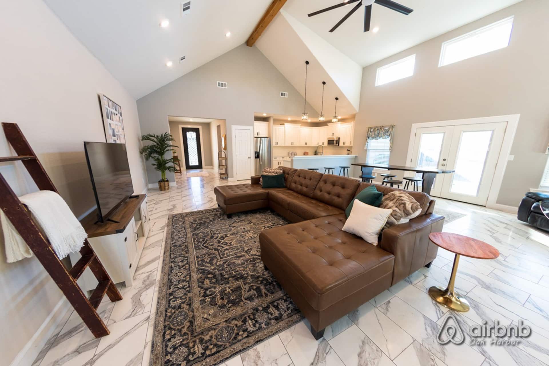 Brand New Home Sleeps 16+ comfortably!