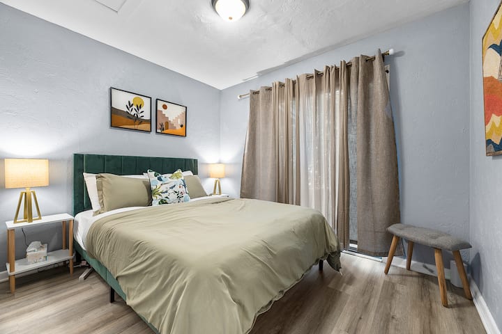 Dormitorio tamaño queen con toneladas de luz natural