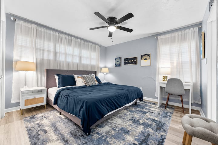 Cama tamaño king y espacio para trabajar desde casa en el dormitorio principal