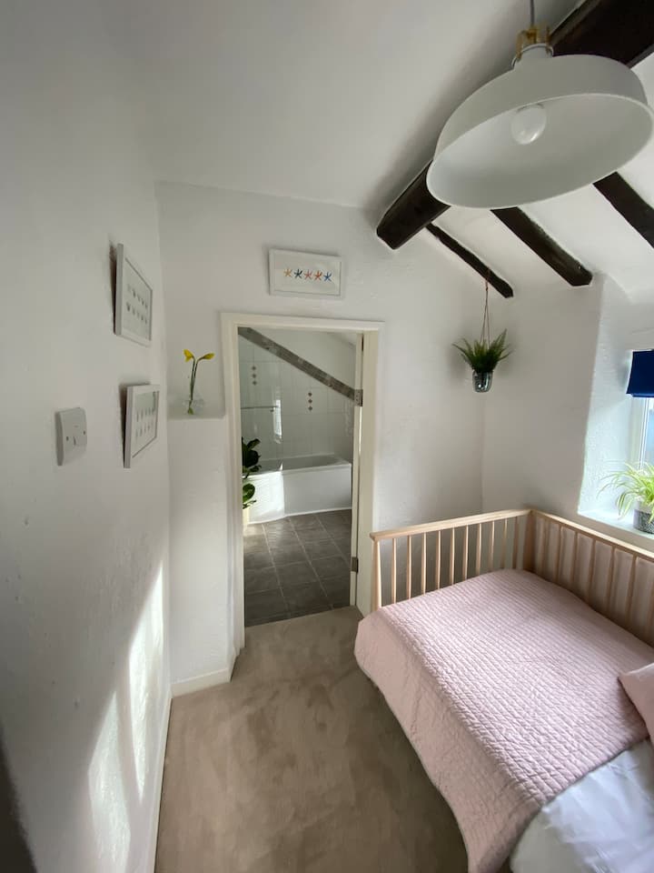 Დიდი და ფართო სააბაზანოთი სარგებლობა შესაძლებელია მეორე საძინებლიდან.