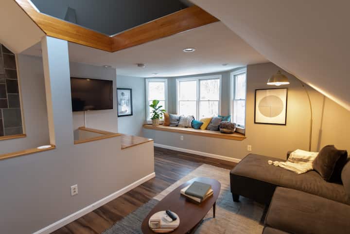 Cozy Loft Steps From Vt Downtown - Bennington, VT