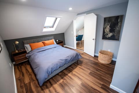 Cozy Loft steps from VT Downtown