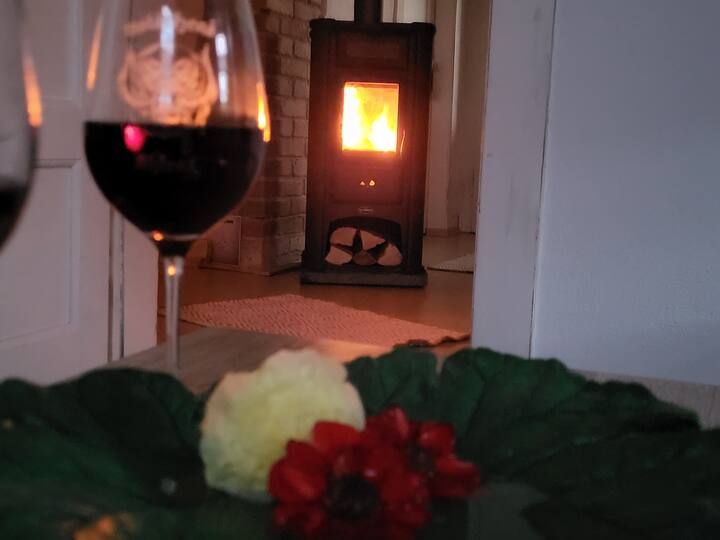 Stufa a legna in posizione centrale nel corridoio per accoglienti giornate fredde