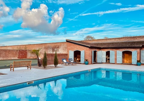 Luxury country house with pool and hot tub