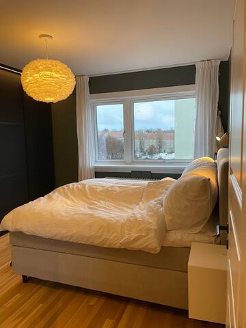 Sentral, lys og moderne leilighet gallery image 4