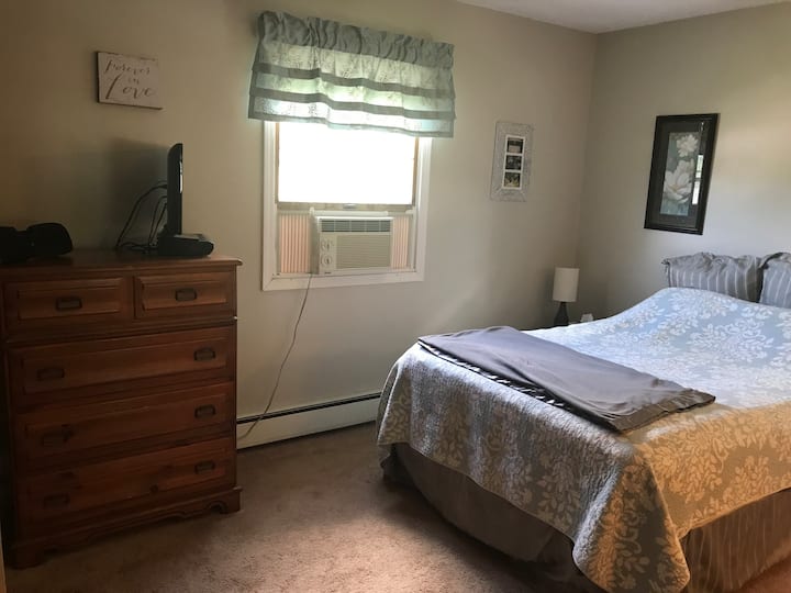 Dormitorio principal: cama tamaño queen 