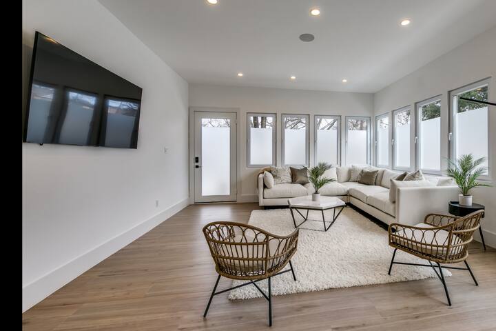 Contemporary Lakewood Heights gallery image 2