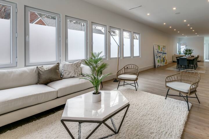 Contemporary Lakewood Heights gallery image 4