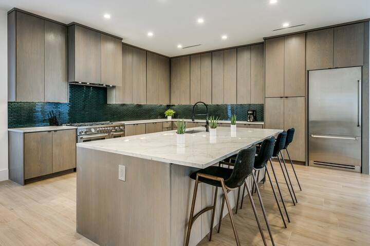 Contemporary Lakewood Heights gallery image 3