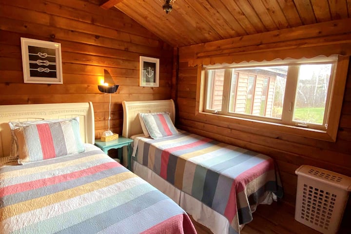 Third bedroom with two twin beds