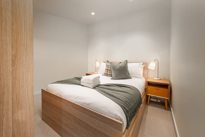 Na kraju dana čeka vas miran san. Obje spavaće sobe imaju plišane krevete s vrhunskim madracima, posteljinom hotelske kvalitete i mnoštvom prostora za garderobu.