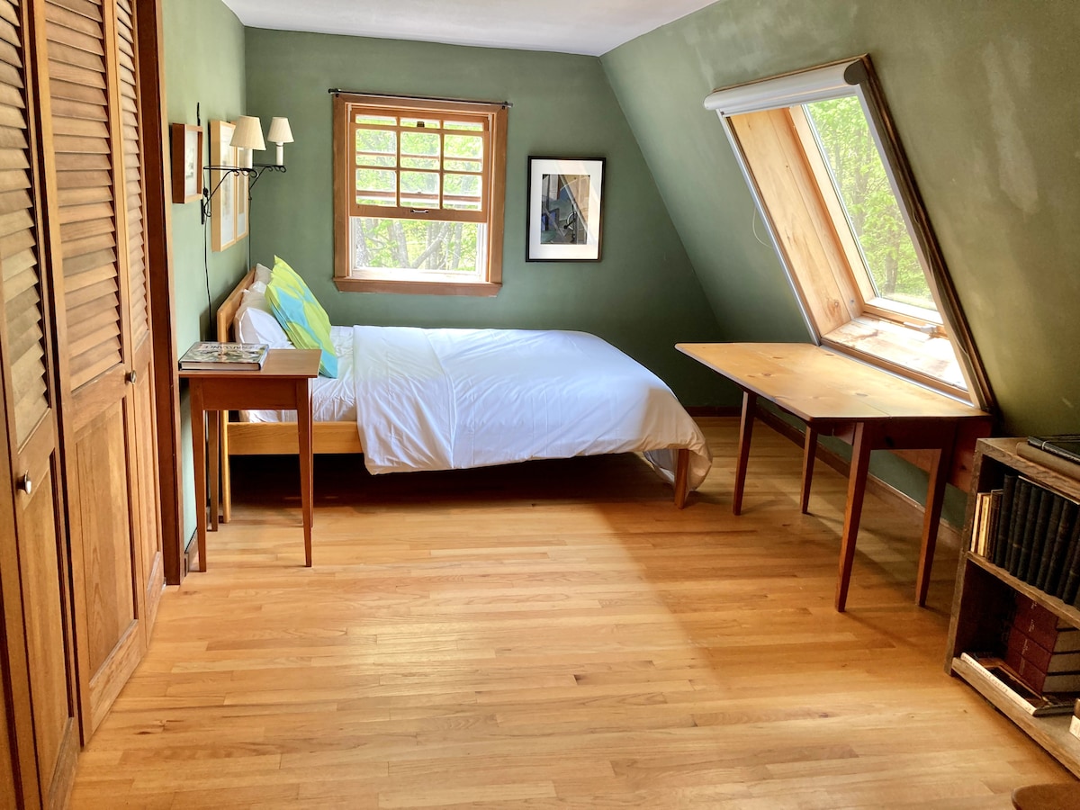 Na katu spavaće sobe 2 nalazi se krevet pune veličine s prozorima s dvije strane, veliki ormar, komoda, radni stol, police za knjige i prekrasan pogled na jezero.