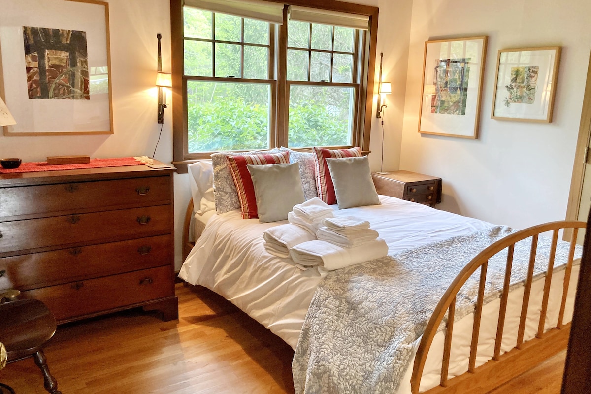 Spavaća soba 4 u prizemlju s bračnim krevetom, komodom, ormarom i velikim prozorima okrenutim prema poljima (okrenut prema jugoistoku).