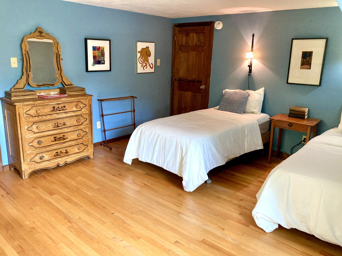 Na katu spavaće sobe 3 nalaze se dva odvojena kreveta, dvije komode, veliki ormar i kauč.