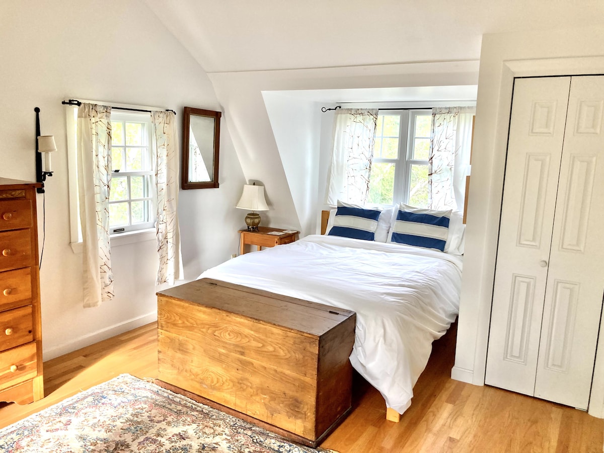 Na katu je glavna spavaća soba s bračnim krevetom i prozorima s tri strane.