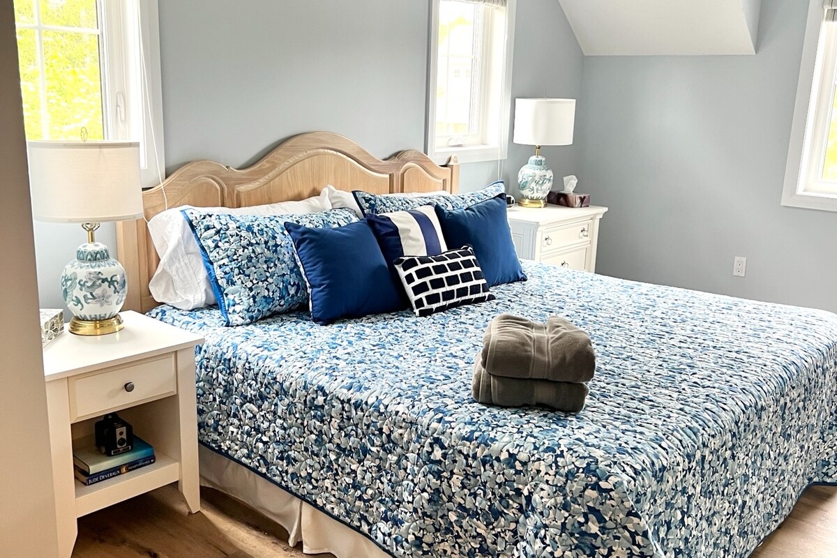 二楼主卧室配备加大双人床和套房 