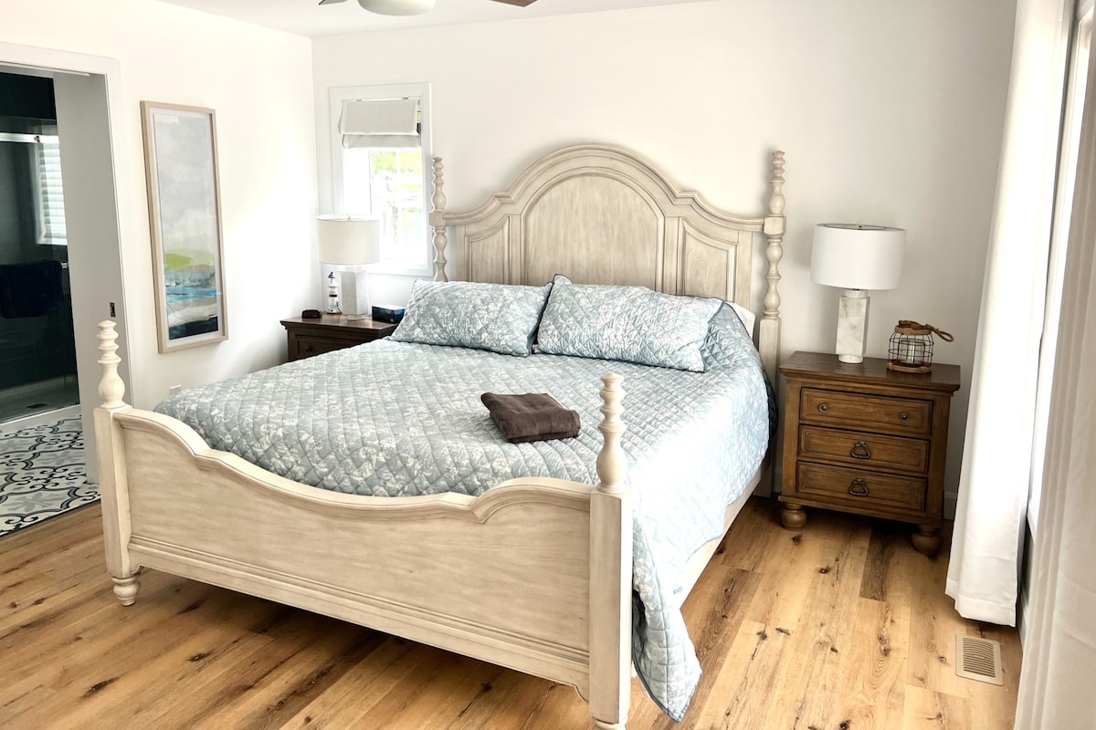 主楼层主卧室配备加大双人床和套房 