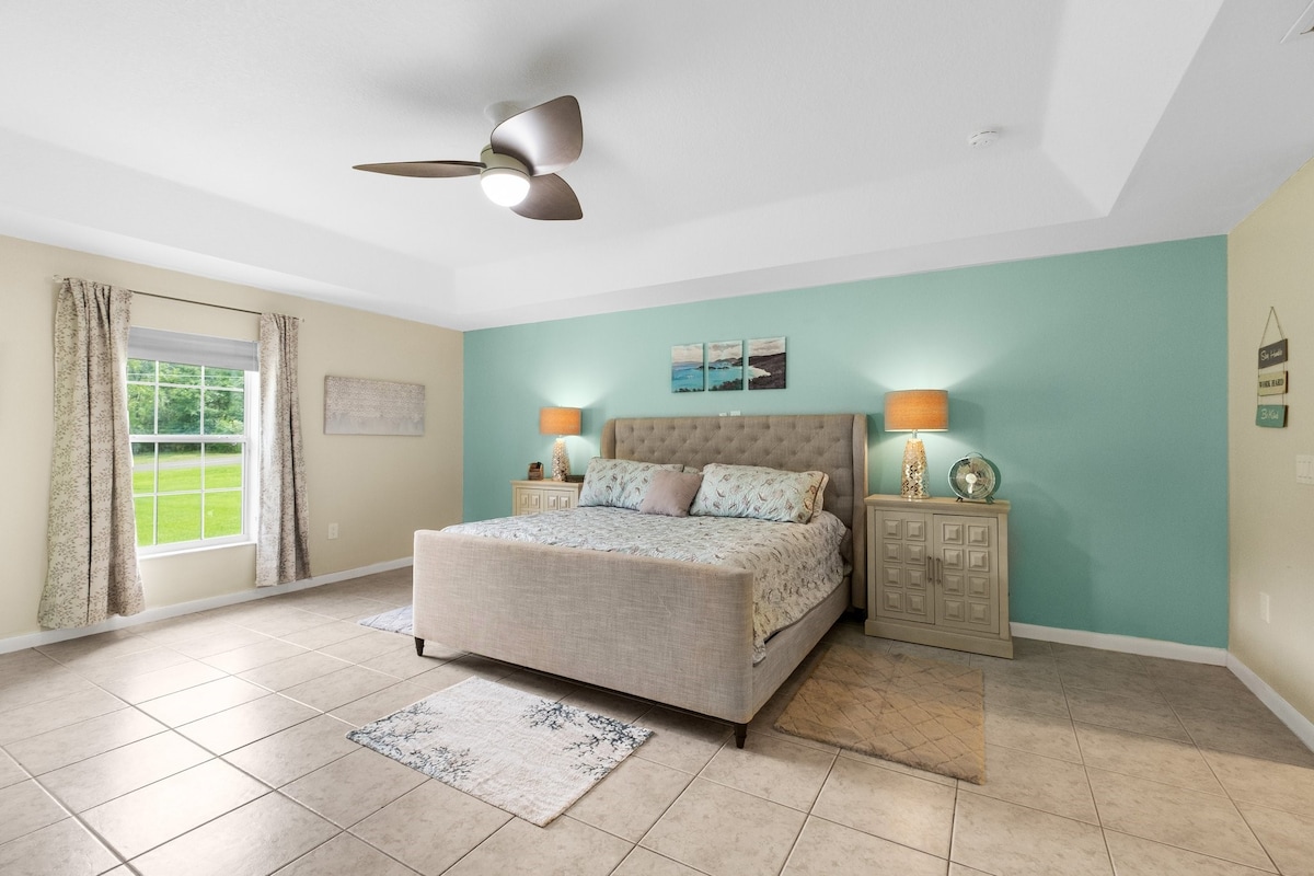 Დიდი ზომის ტემპერამენტიანი საწოლი მთავარ საძინებელში ! Ძალიან კომფორტული და უამრავი დამატებითი ბალიში, რომელიც ხელმისაწვდომია კარადაში.