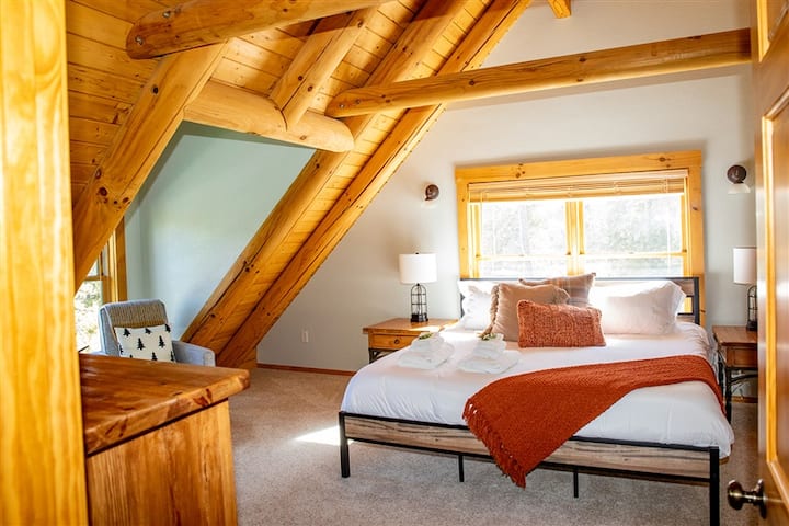 Spavaća soba br. 1: apartman na katu. Bračni krevet (širine 150-179 cm)