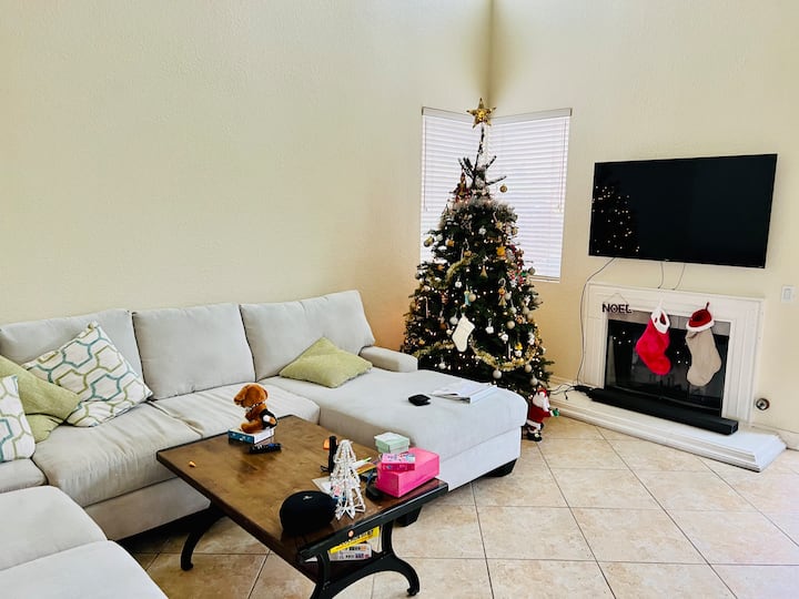 Cheerful Bedroom In A Big Home With Hot Tub - San Marcos, CA
