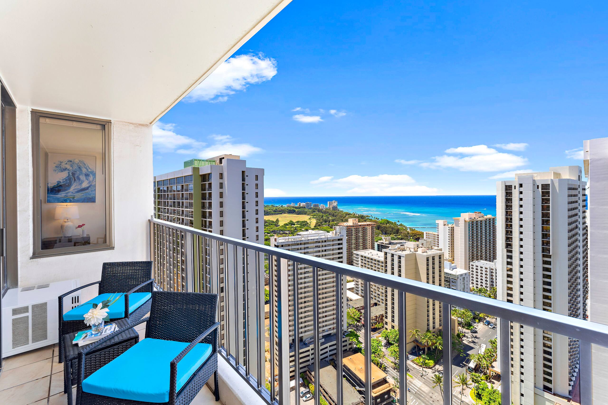 Condo in Honolulu · ★4.81 · 1 bedroom · 2 beds · 1 private bath - Image 4