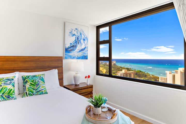 غرفة نوم بسرير بمقاس كبير وإطلالة جميلة على المحيط