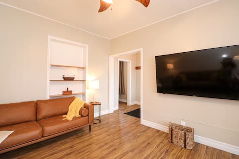 Top performing Airbnb: 2 Bed 2 Bath in Downtown Windsor w/ Free Parking in City Centre