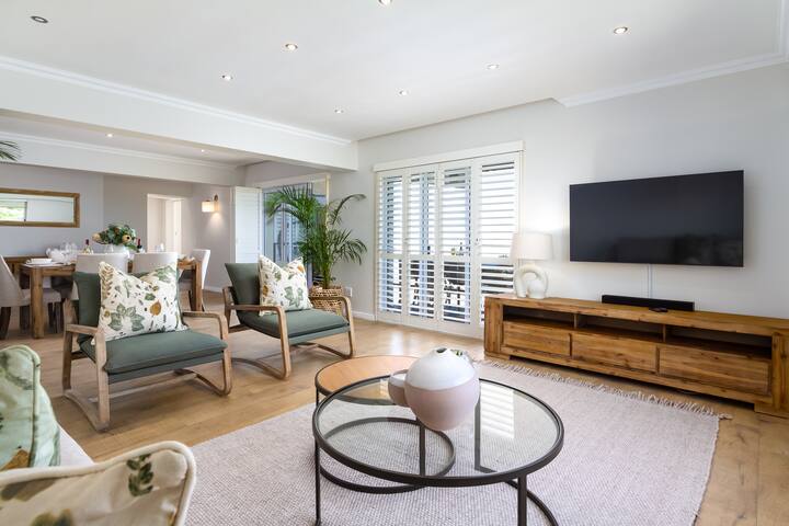 Spacious Home With Stunning Ocean & Mountain Views gallery image 4