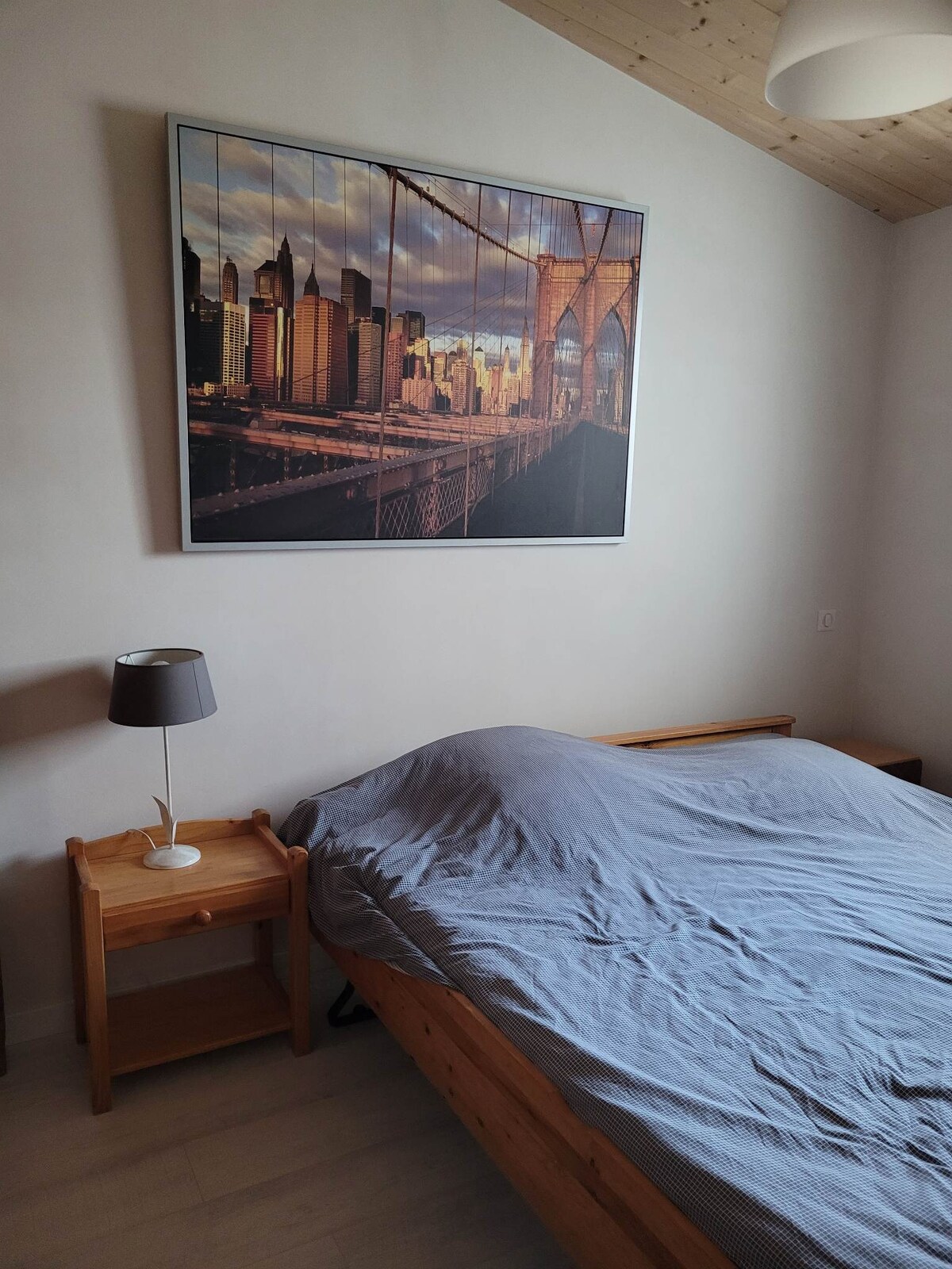 Dhomë gjumi 2 Krevat 170 cm 
e ndashme në 2 krevate 
shtrojat nuk ofrohen