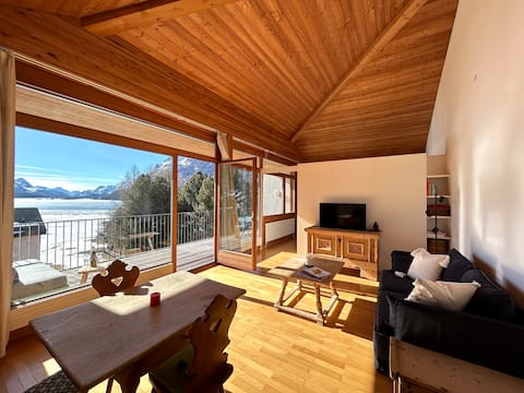 Top Airbnb: Chesa Myrta - attic with beautiful lake view in Silvaplana