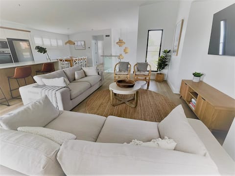 Top performing Airbnb: Brand new house by the beach in Vincentia