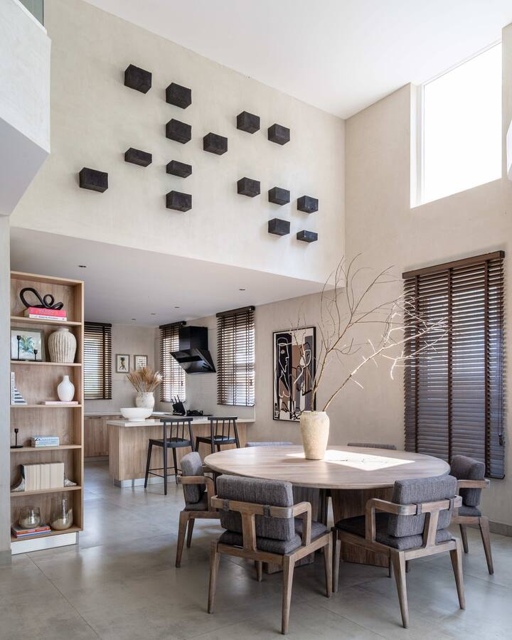 Dining area image 1