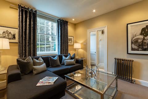 Stylish Townhouse - On historic Elm Hill - Famous!