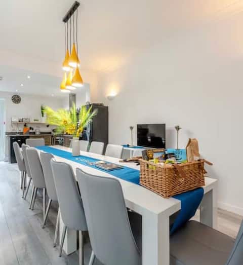 Weymouth lovely large 7 bedroom house near beach