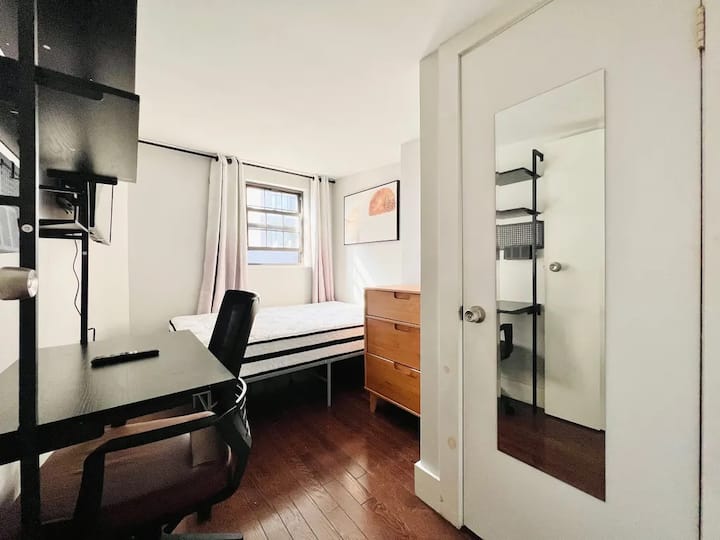 Bushwick HDTV Room, AC, 20 mins to Manhattan 373 Apartments for Rent