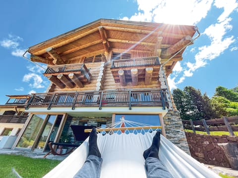 Pradell / The log cabin in the Dolomites 01