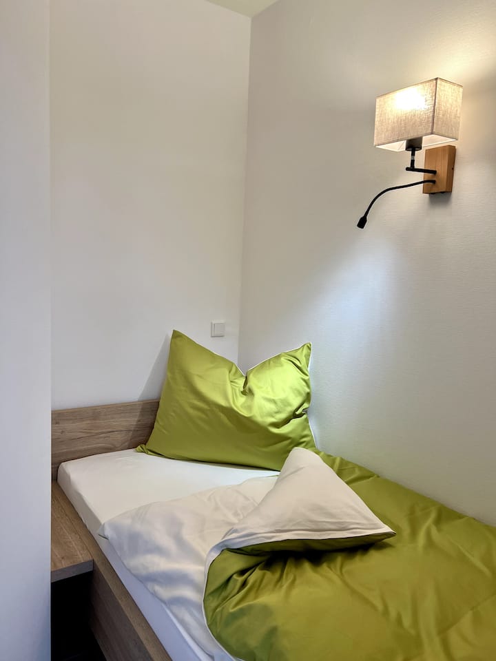 تحتوي غرفة النوم الثانية على سرير بمقاس 90 سم وأريكة قابلة للسحب