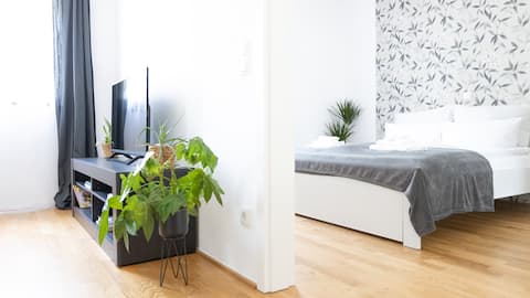 Stylish/Central/Cozy/Bright