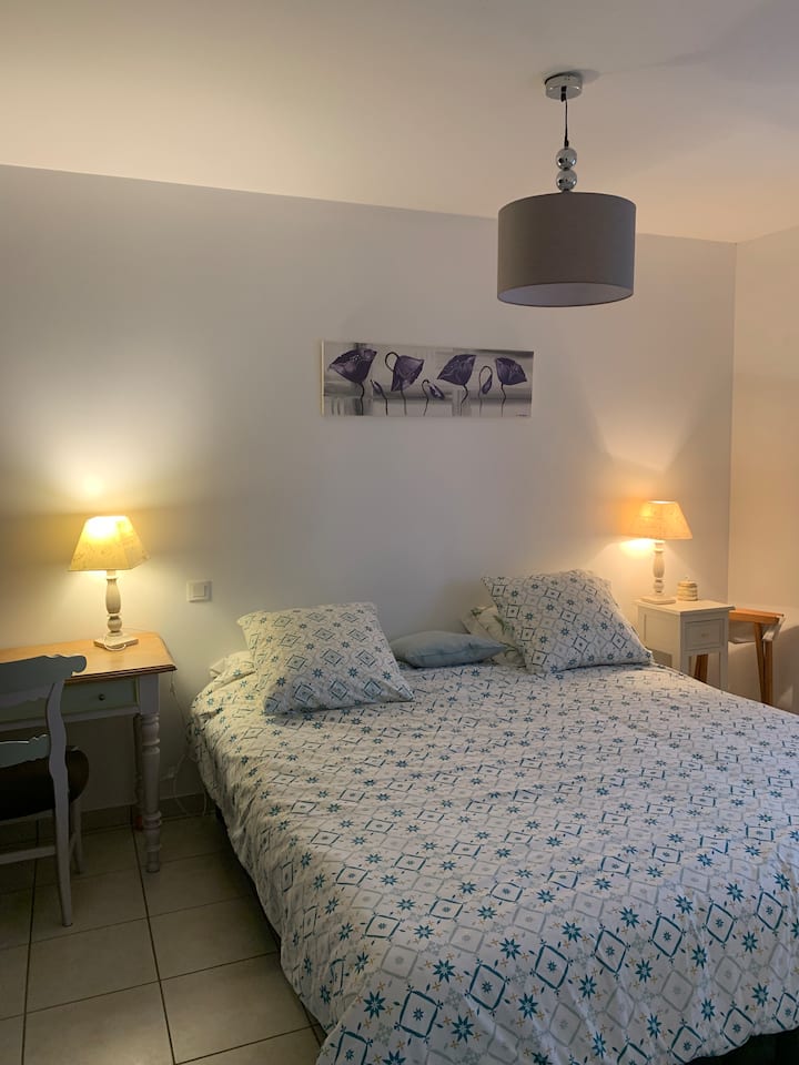 Un grand lit de 180 cm   De largeur sur 200 cm  de longueur . Possibilité de séparer le lit en 2 lits de 90 cm de largeur