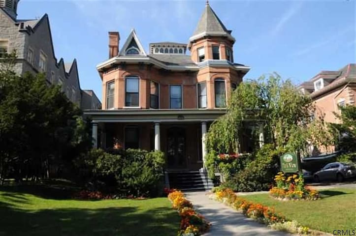 Mads Mansion -Victorian Mansion on Washington Park gallery image 4