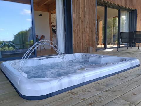 Chalet with Hot Tub/Hot Tub