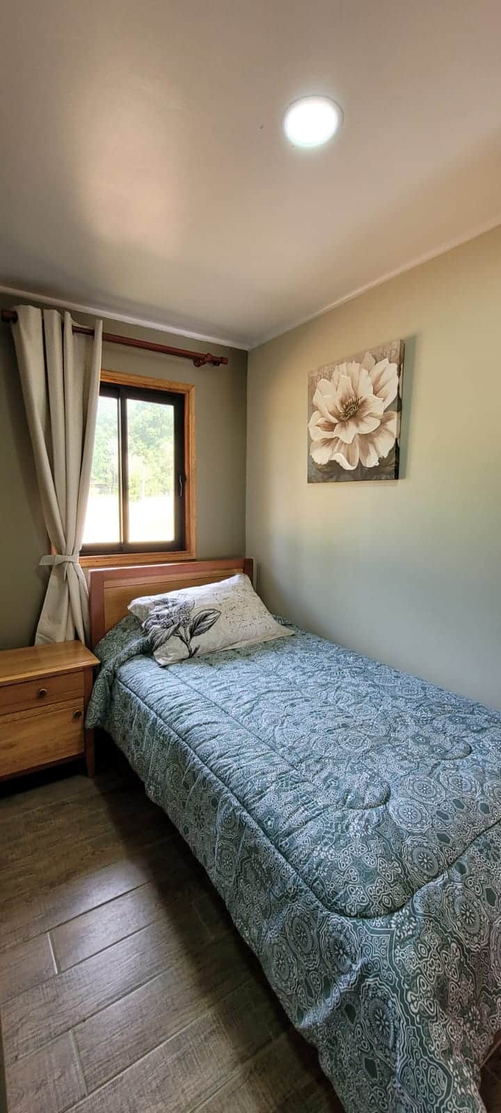 غرفة نوم 3 رأي 1. 1.5 سرير مقاعد مصنوعة من الخشب الأصلي مع فراش روز. ملاءات ومدفع أسفل ، الشمعدانات. يحتوي المسكن أيضًا على سرير بطابقين وخزانة مع أدراج وفواصل وشماعات. نافذة ثرموباني ، ستارة معتِّمة.