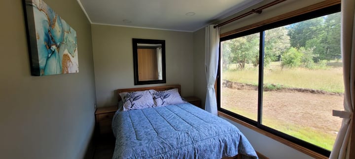 غرفة نوم 2. سرير 2 مقاعد من الخشب الأصلي ، فراش روزين ، وأوراق وأسفل العلامة التجارية مدفع ، والشموع ، ونافذة thermopanel ، والستائر التعتيم. خزانة.