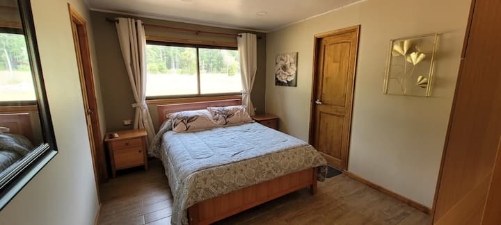 غرفة نوم رئيسية. سرير 2 مقاعد من الخشب الأصلي ، فراش روزين ، وأوراق وأسفل العلامة التجارية مدفع ، والشموع ، ونافذة thermopanel ، والستائر التعتيم. حمام داخلي وخزانة وتلفزيون.