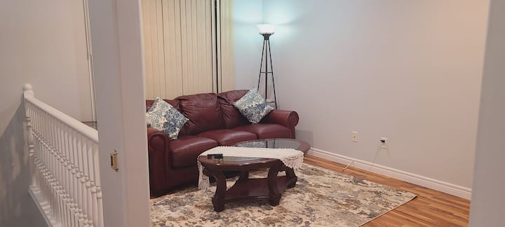 Full House, 3 Bdr, 2wr, Free Parking , Extra Beds - カナダ ウィンザー
