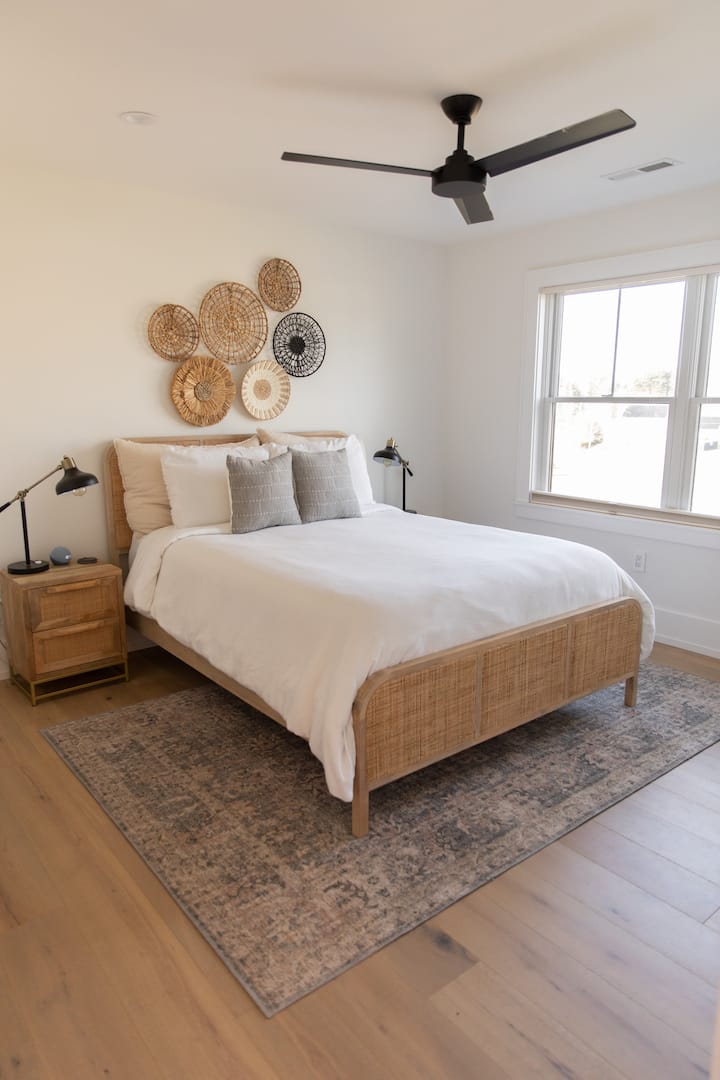 غرفة نوم أساسية بسرير كبير مريح للغاية. 